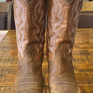 Womens brown Ariat square toe boots size 6b